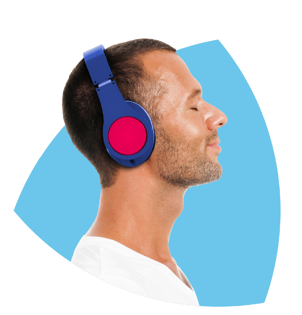 Boolea - Soluciones Activación: imagen de hombre con auriculares de musica con colores corporativos de Boolea